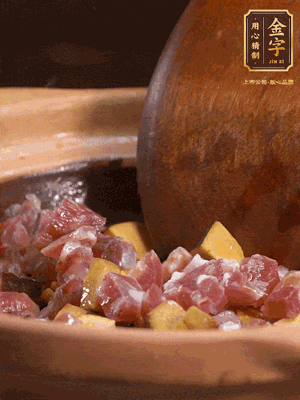 熱油下蒜片，倒入香腸丁、牛肝菌丁翻炒出香味