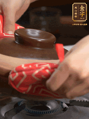 中火調(diào)成小火，鋪上香腸蓋蓋燜5分鐘。不斷轉(zhuǎn)動瓦煲，讓側(cè)壁的飯形成飯焦