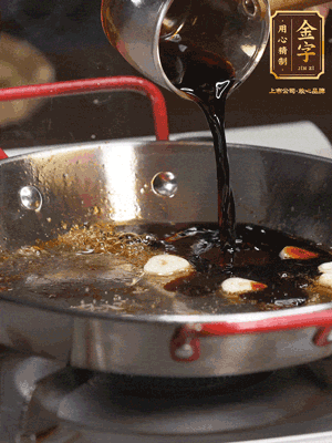 煲飯期間，用油煎熟牛肝菌。再用底油加醬油、蒜片調(diào)出鮮美醬汁