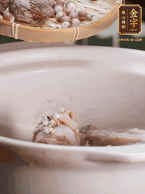 焯好水洗凈的鴨肉、薏米、芡實、蜜棗+適量水煲1小時