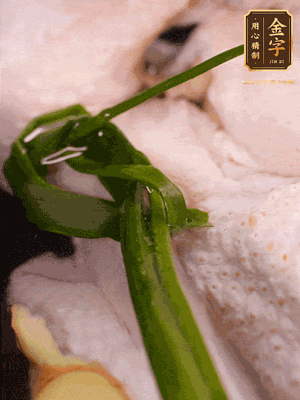 老母雞處理干凈，加生姜黃酒姜片焯水