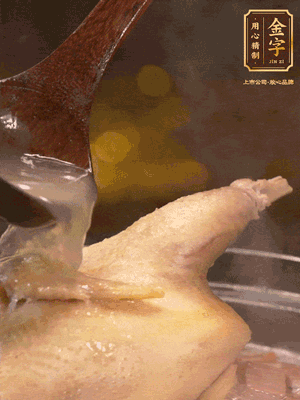 大火燒開后，撇去浮沫。轉(zhuǎn)小火燉2個(gè)小時(shí)