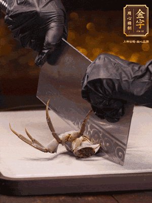 用刷子刷干凈六月黃，一斬二。把蟹蓋、蟹胃拿出來。