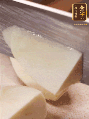 茭白去殼，底部一層老皮刨掉，切成滾刀塊