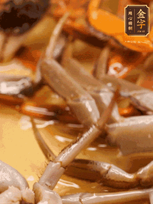 鍋中少油，螃蟹下到鍋中煎一煎