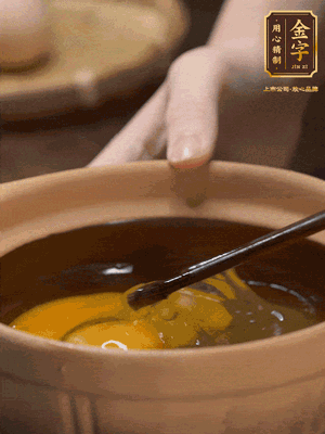 雞蛋打入砂鍋，充分打勻，1.5倍的溫水加一勺鹽，倒入蛋液中，攪拌均勻后用勺子舀去表面浮沫