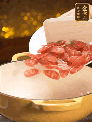 鍋里放油，香腸煸炒出多余的油脂，然后放小米辣