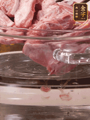 羊排清水洗凈，冷水浸泡30分鐘-2個小時，去除血沫。冷水下鍋，小火加熱析出血水后洗凈備用