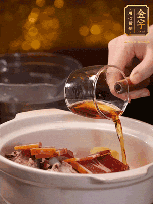 羊排、火腿、姜片一起入砂鍋，大火煮到沸騰