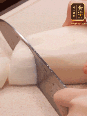 蘿卜削皮，切成滾刀塊