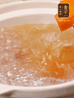 倒入開水、南瓜塊、南瓜泥中火煮5分鐘