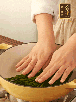 小蔥鋪在底部，放上生姜