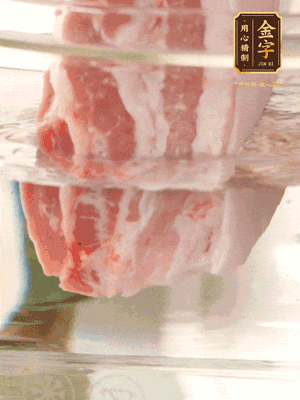 大塊豬五花冷水下鍋，蔥、姜、花雕酒焯水