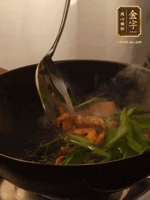 黃豆醬、鹽、糖調(diào)味，淋一圈花雕酒，蒜白先下，蒜葉后下