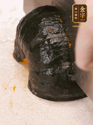 貝貝南瓜去皮，切成小塊。姜切絲