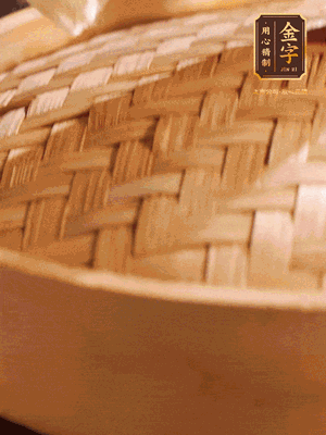 將香腸、醬油肉、臘肉放入蒸容蒸20分鐘