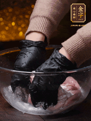 豬肚放入面粉、鹽、白酒，反復揉搓（重復3遍），洗掉表面的黏液。再把豬肚翻過來，剪去油脂，一樣反復揉搓干凈