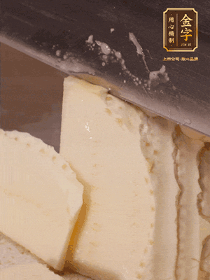 冬筍去殼切片，水開后煮2分鐘焯水
