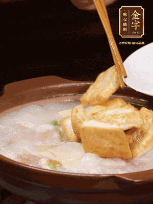 倒入開水大火煮開，轉(zhuǎn)中小火放咸肉，放一點(diǎn)點(diǎn)糖、味精慢燉10分鐘
