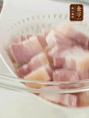金字淡咸肉、排骨分別加料酒、蔥、姜冷水下鍋焯水，水開(kāi)撇去浮沫撈出。