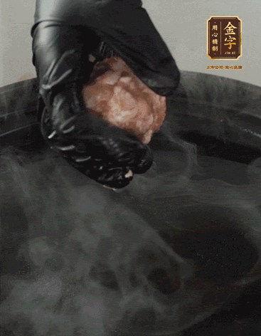 獅子頭摔打至圓潤(rùn)牢固，等水煮開(kāi)后，放獅子頭