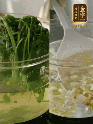 春筍切丁焯水；薺菜加鹽焯水，過涼水后切成細(xì)末