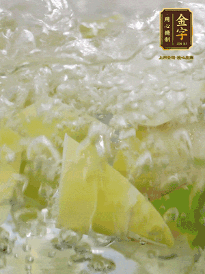 春筍沿著外皮豎著淺劃一刀，剝下外殼，切掉尾部的老根，切滾刀塊。簡(jiǎn)單焯水去澀味。