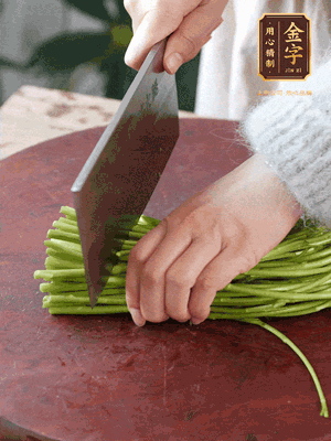 正嫩的藜蒿，掐頭去除根部，切小段