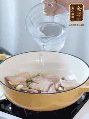 倒入熱水，加絲瓜、腐竹