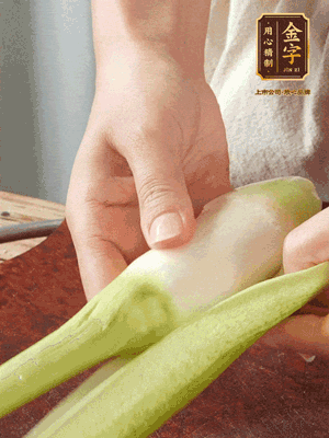 茭白去皮切絲，下鍋稍稍汆燙一下瀝干。