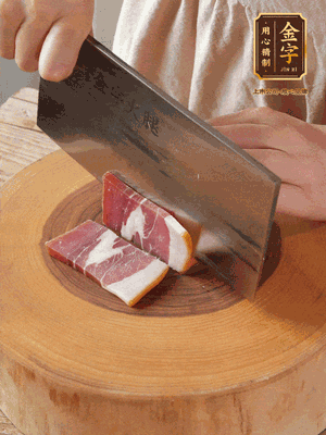 金字火腿切片，溫水浸泡5分鐘。