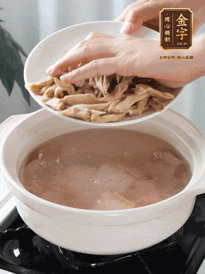 再下筍干段，加水、少許黃酒中火燉煮15分鐘。