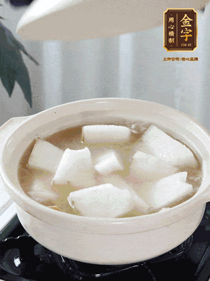 最后下冬瓜繼續(xù)燉煮10分鐘，撒上蔥花點(diǎn)綴。