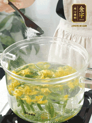 水開(kāi)后，加鹽、黃瓜花焯水30秒