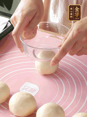 按扁后搟成圓形面皮。餡料放在面皮中心，把餡料包緊，捏緊收口