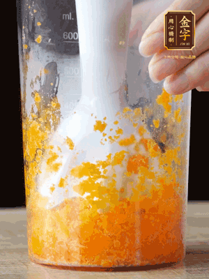 加玉米油、水怡、水揉搓成細(xì)膩的面團(tuán)。松弛半小時(shí)后，分成37g一個(gè)