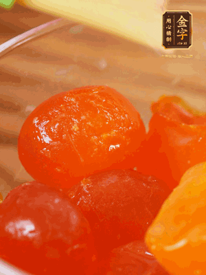 咸蛋黃噴白酒，170℃烤10分鐘。打碎過篩