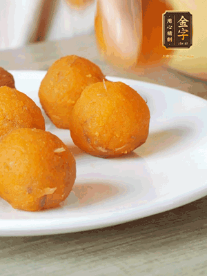 融化的黃油、芝士粉攪勻，加糖粉、蛋液、淡奶油、咸蛋黃攪勻，再加入玉米淀粉、奶粉拌勻，用不粘鍋炒至抱團(tuán)