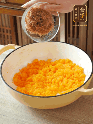 加火腿絲拌均，分成37g一個(gè)餡料，冷凍30分鐘