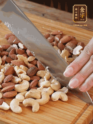 熟堅(jiān)果切成大顆粒，加入杏仁片、白芝麻、火腿絲、熟糯米粉、玫瑰花醬、花生油、水怡攪拌均勻，捏成52g一個(gè)的小球