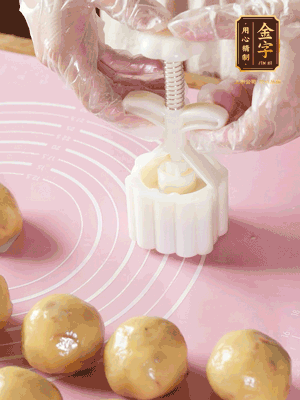 收緊虎口搓圓，裹上一層面粉，放入模具壓一壓