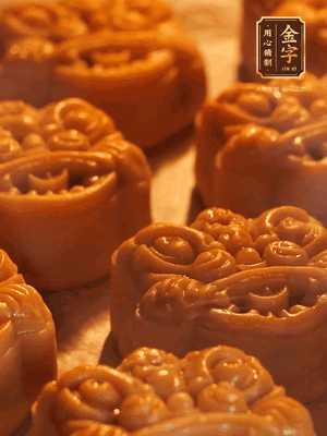 表面噴上水，烤箱預(yù)熱至190℃，170℃烤10分鐘