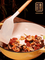 蔥白、干香菇、蝦米、香腸片略微翻炒才出香味，然后倒入料汁（生抽3勺、蠔油2勺、胡椒粉少許）、大米拌勻