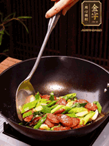 油熱下香腸炒至兩面微焦，下姜蒜、干辣椒、小米椒碎爆香