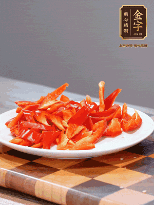 藕帶洗凈，斜切成小段備用、姜切絲、蒜切片、辣椒斜切，再切少許蒜