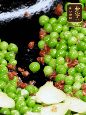 鍋內(nèi)少許油，下火腿煸香，再下甜豆米、百合翻炒，少許鹽、一點(diǎn)水煮到收干