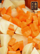 加土豆、胡蘿卜翻炒，隨后加入豆角、1勺鹽、1勺生抽、1勺蠔油、半勺老抽煸炒均勻