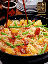 加水，沒過大部分食材。把瀝干水分的米飯均勻地鋪在上面，筷子戳幾個洞