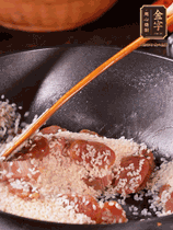 咸肉香腸下鍋煸出油脂香味，倒入洗凈的大米攪拌