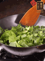 上海青切碎，用豬油炒到半熟